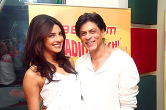 SRK, Priyanka captivate fans at Delhi mall